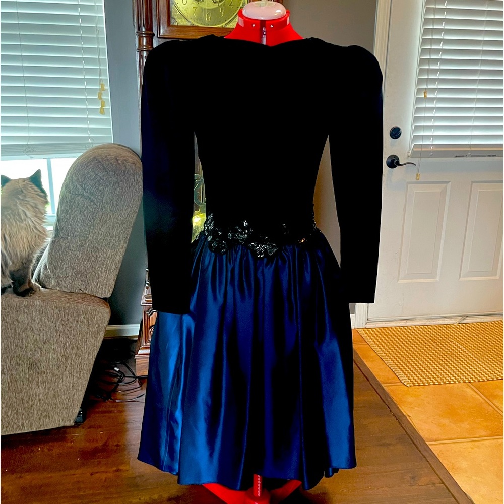 Gorgeous Midnight Blue & Black Vintage 80’s 90’s Prom Dress in good condition!